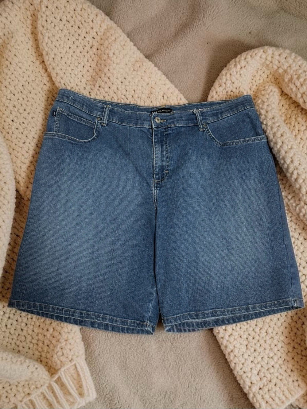 054 LEE (18W) Relaxed Fit Jean Shorts Stretch Medium Wash Blue